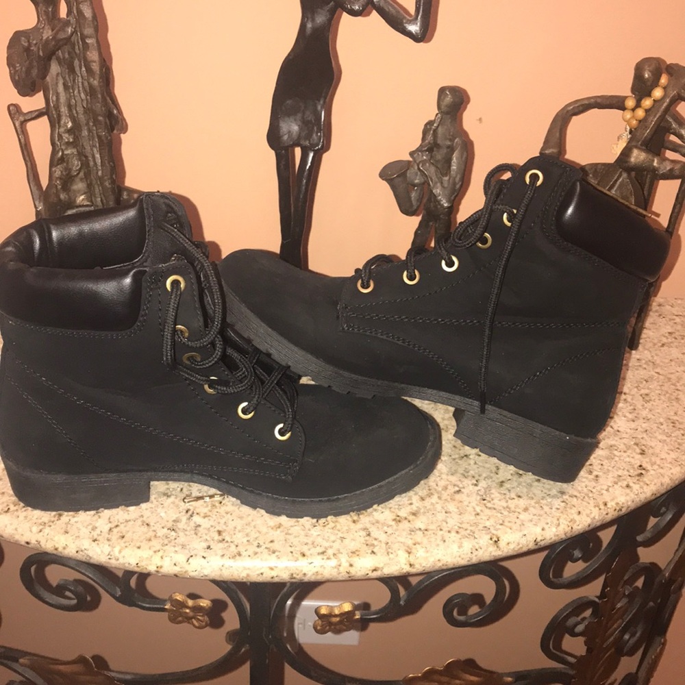 BLACK BOOTS NEVER WORN SIZE 8